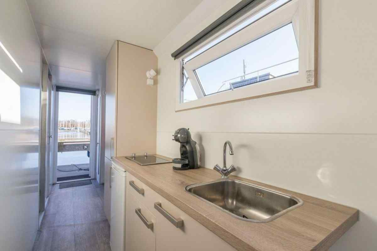 deze-knusse-4-6-persoons-waterlodge-ligt-in-jachthaven-naarden-aan-het-gooimeer