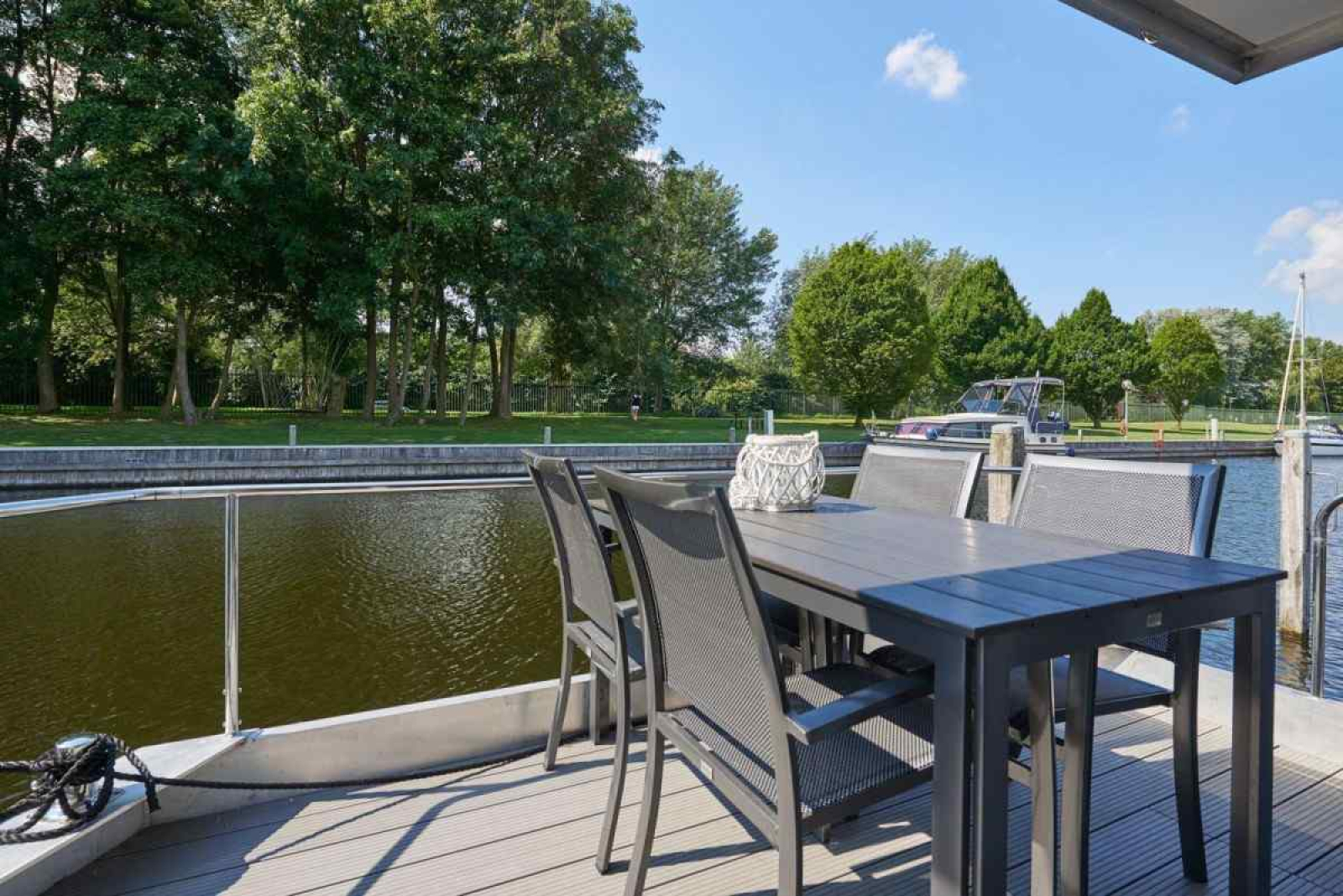 deze-knusse-4-6-persoons-waterlodge-ligt-in-jachthaven-naarden-aan-het-gooimeer