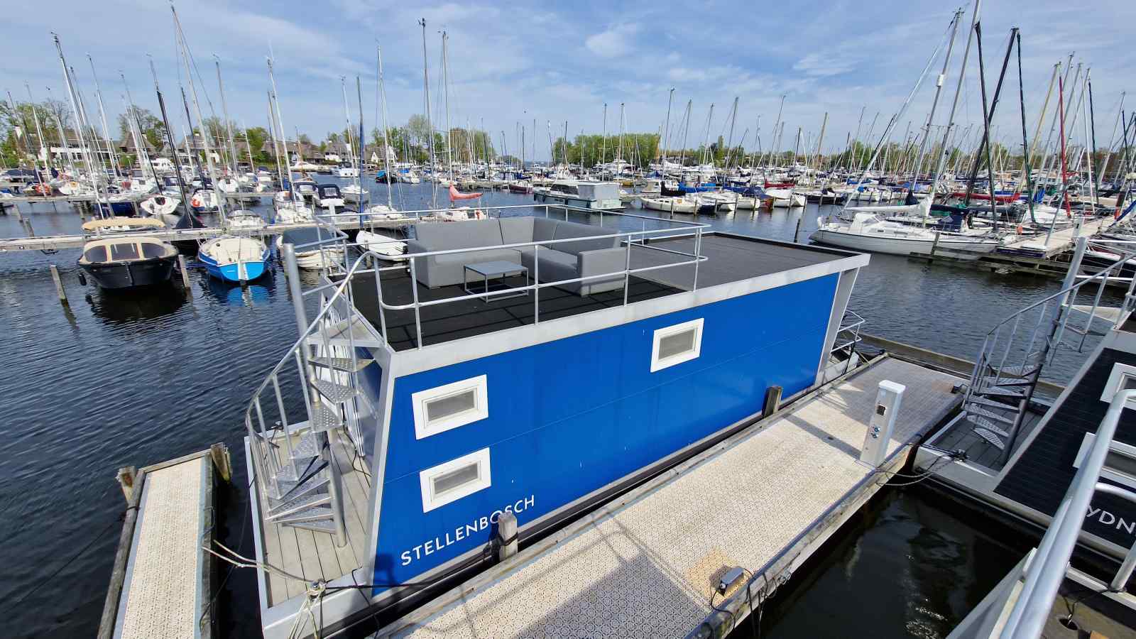 deze-knusse-4-6-persoons-waterlodge-ligt-in-jachthaven-naarden-aan-het-gooimeer