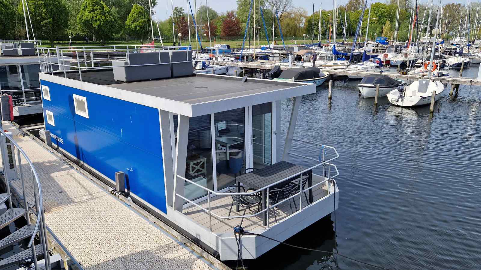 deze-prachtige-6-persoons-waterlodge-ligt-in-jachthaven-naarden-aan-het-gooimeer