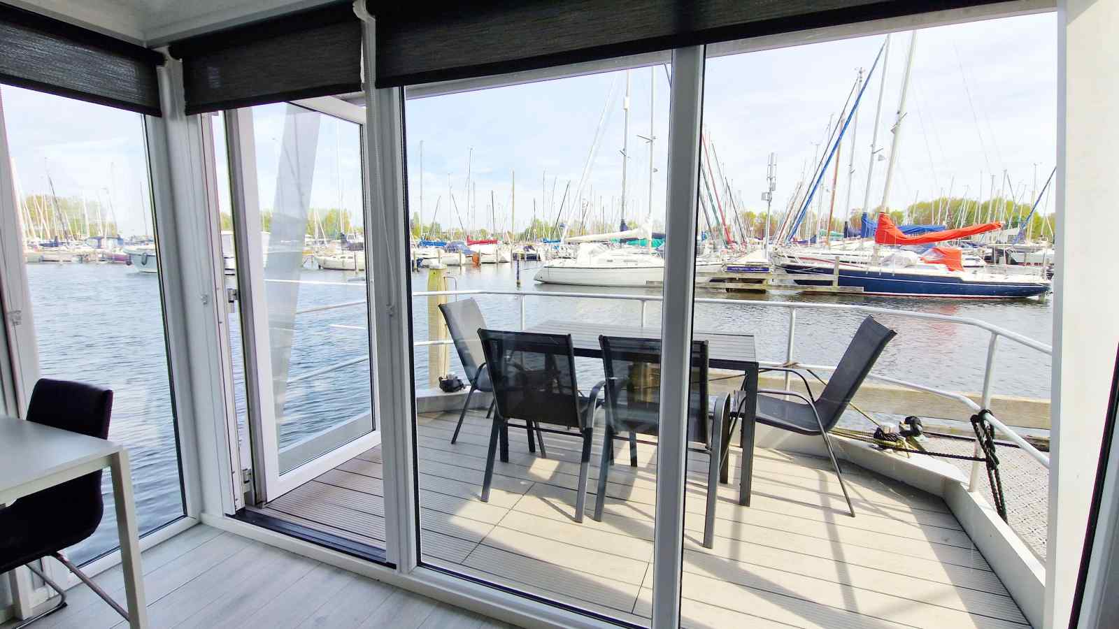 deze-knusse-4-6-persoons-waterlodge-ligt-in-jachthaven-naarden-aan-het-gooimeer