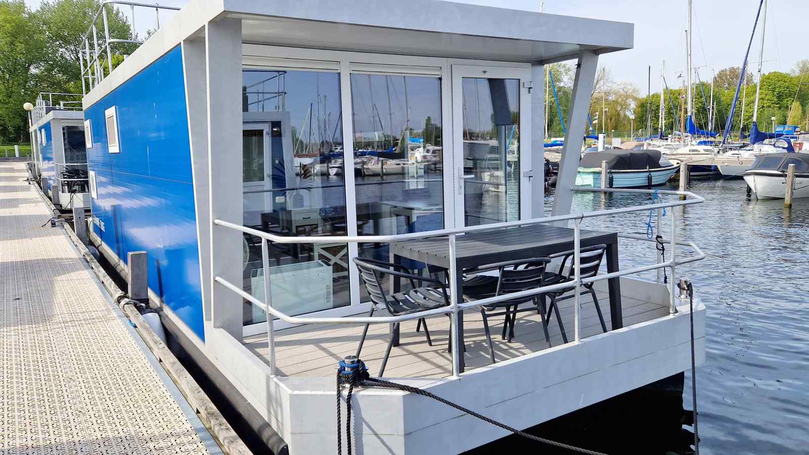 deze-knusse-4-6-persoons-waterlodge-ligt-in-jachthaven-naarden-aan-het-gooimeer