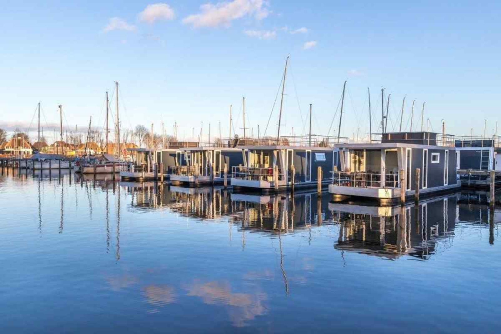 deze-prachtige-6-persoons-waterlodge-ligt-in-jachthaven-naarden-aan-het-gooimeer