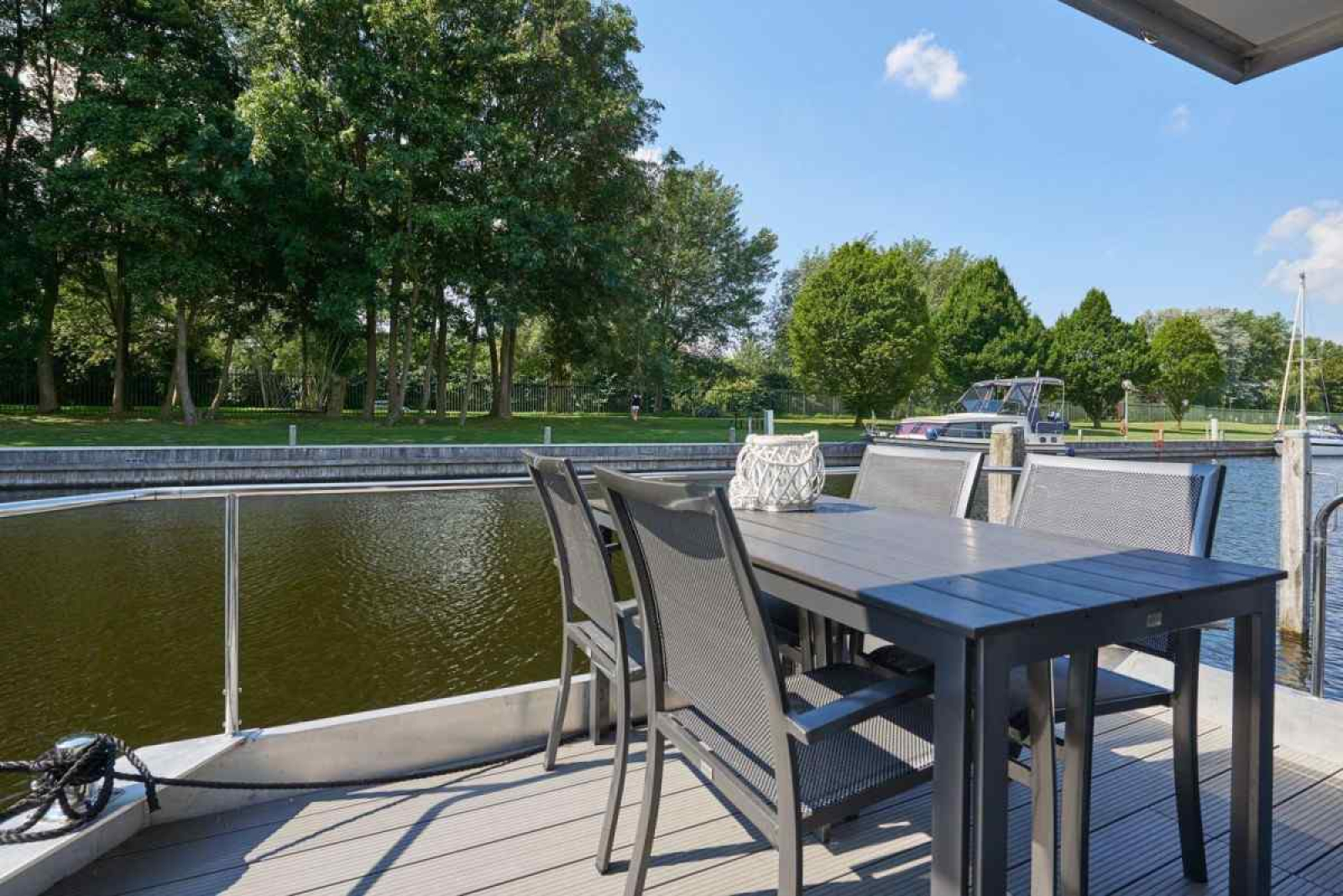 deze-prachtige-5-persoons-waterlodge-ligt-in-jachthaven-naarden-aan-het-gooimeer