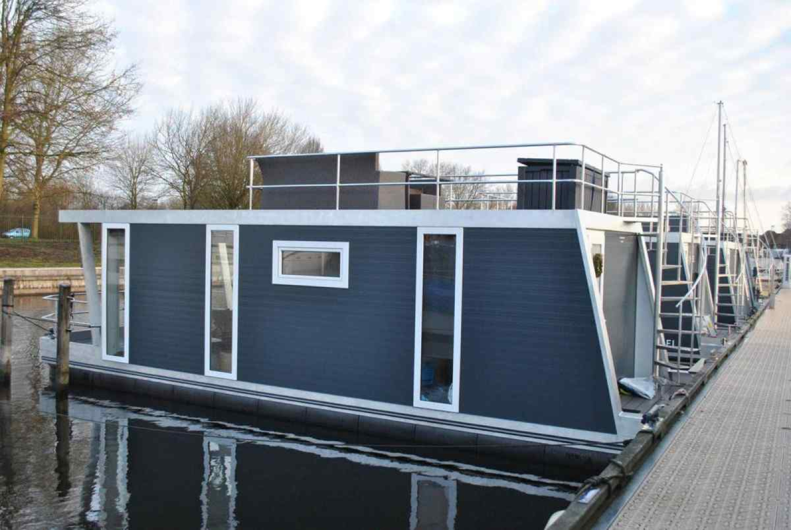 deze-prachtige-5-persoons-waterlodge-ligt-in-jachthaven-naarden-aan-het-gooimeer