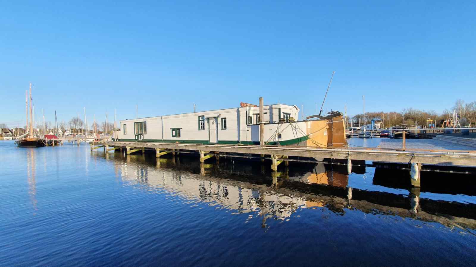 Deze prachtige 7 persoons woonboot ligt in Jachthaven Naarden aan het Gooimeer