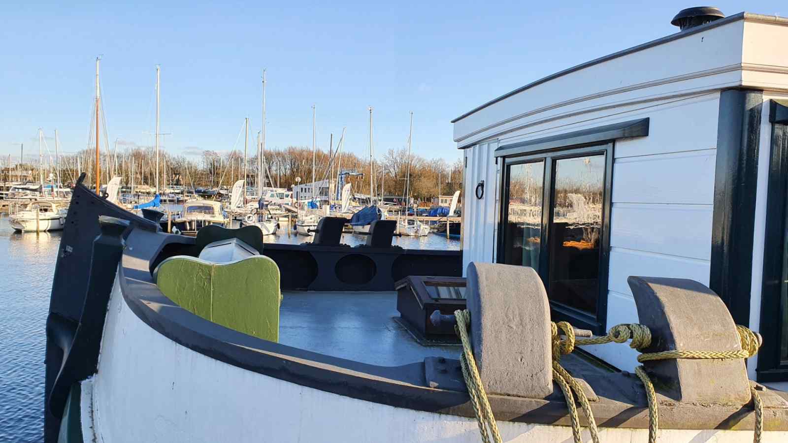 authentieke-7-persoons-woonboot-gelegen-in-jachthaven-naarden-aan-het-gooimeer