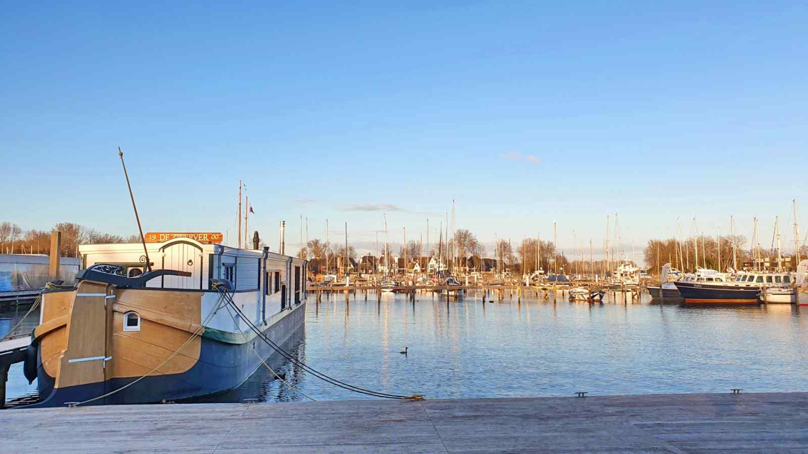 deze-prachtige-7-persoons-woonboot-ligt-in-jachthaven-naarden-aan-het-gooimeer