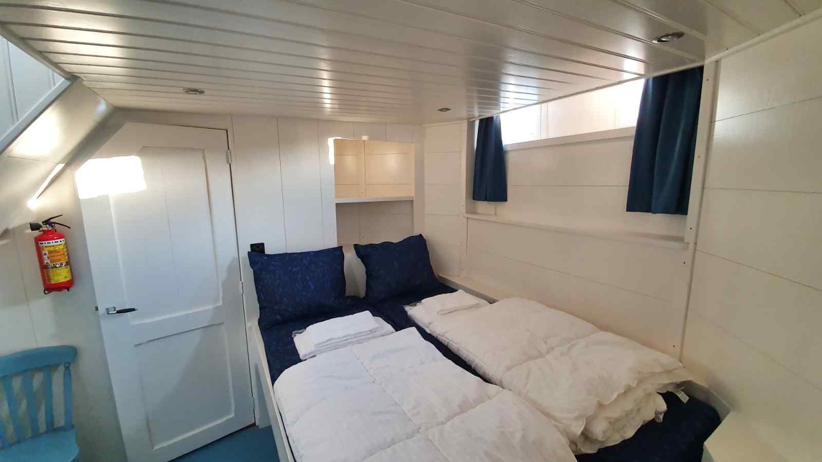 deze-prachtige-7-persoons-woonboot-ligt-in-jachthaven-naarden-aan-het-gooimeer