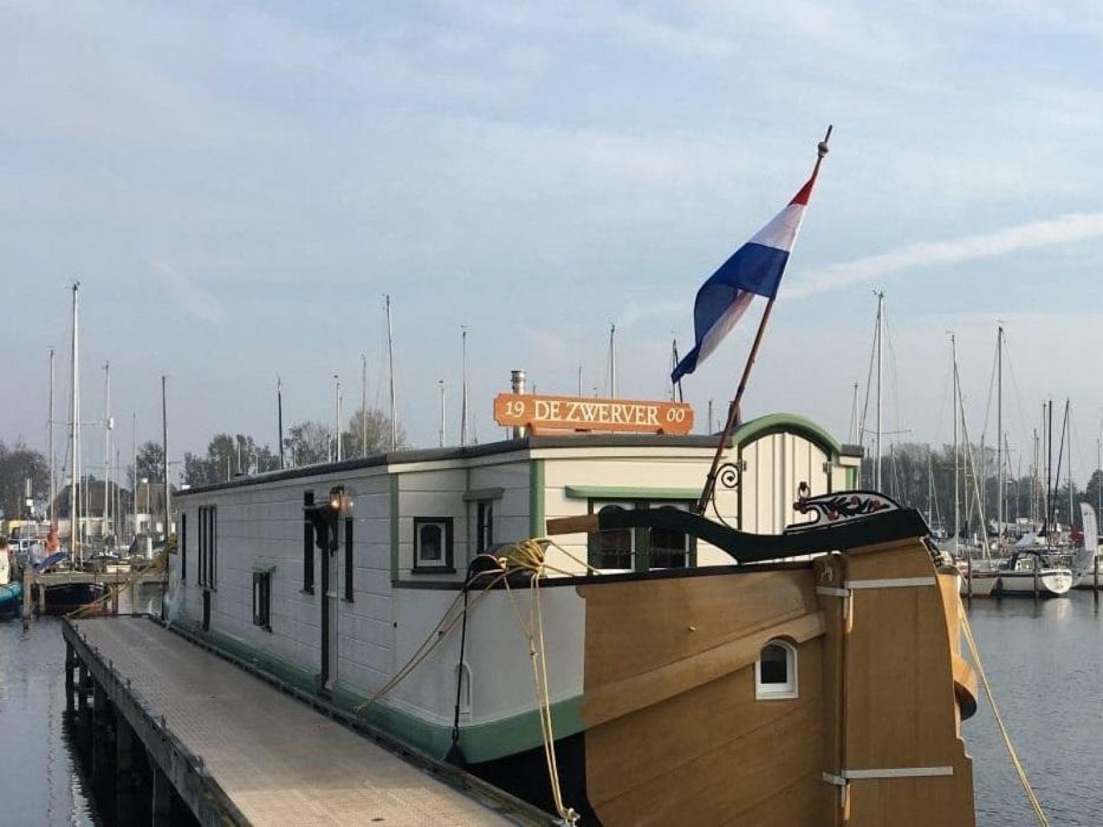 deze-prachtige-7-persoons-woonboot-ligt-in-jachthaven-naarden-aan-het-gooimeer