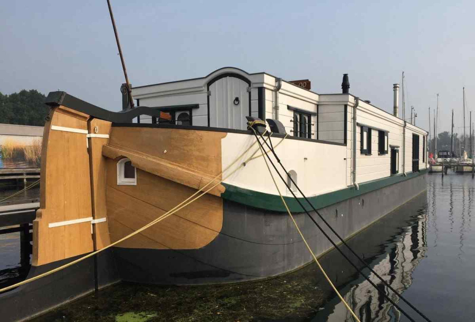 authentieke-7-persoons-woonboot-gelegen-in-jachthaven-naarden-aan-het-gooimeer