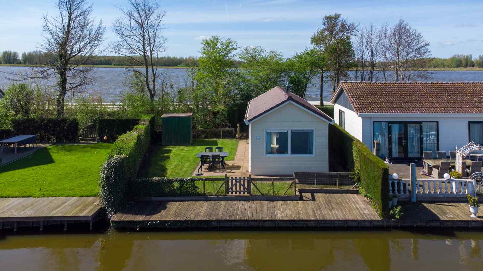 Mooi 3 persoons vakantiehuis aan viswater nabij Medemblik aan het IJsselmeer.