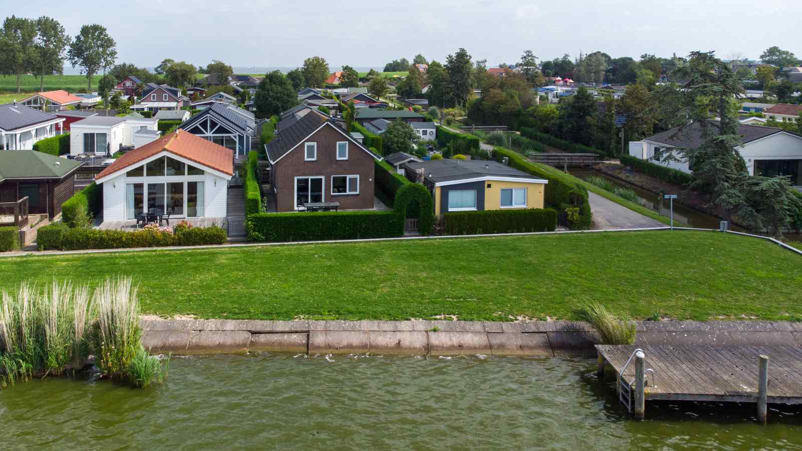 vakantiehuis-aan-het-water-gelegen-voor-6-personen-in-wervershoof-aan-het-ijsselmeer