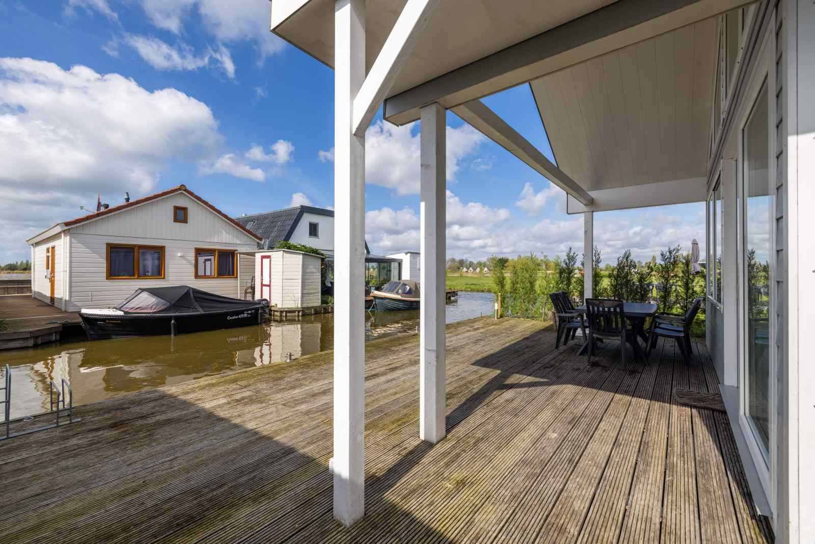 luxe-6-persoons-vakantiehuis-aan-het-water-in-wervershoof-aan-het-ijsselmeer