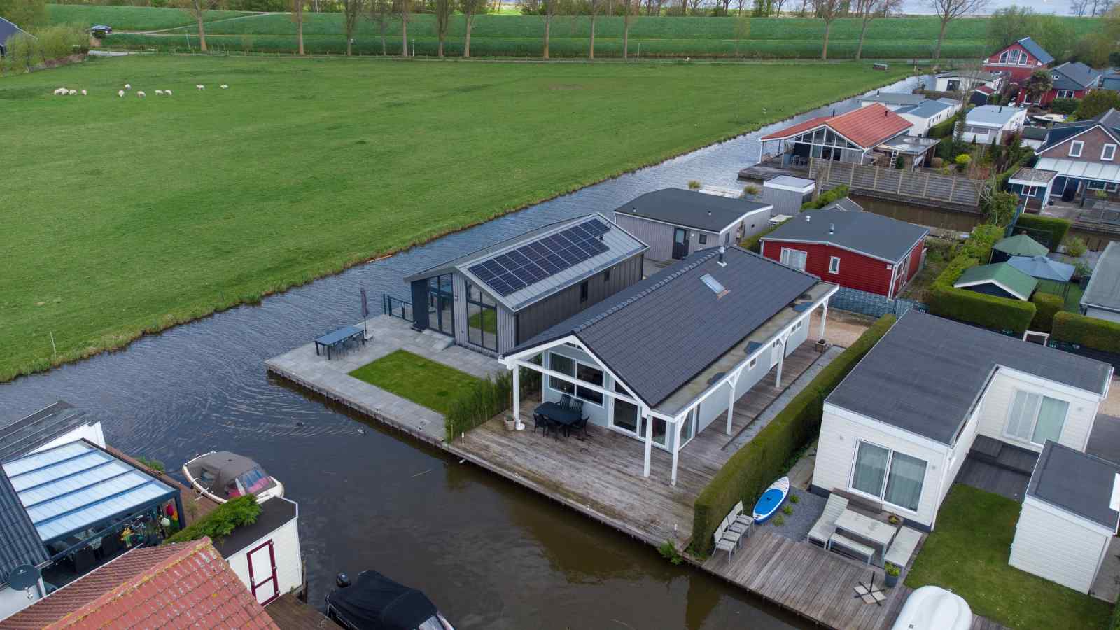 vakantiehuis-voor-6-personen-met-terras-aan-het-water-in-wervershoof-aan-het-ijsselmeer