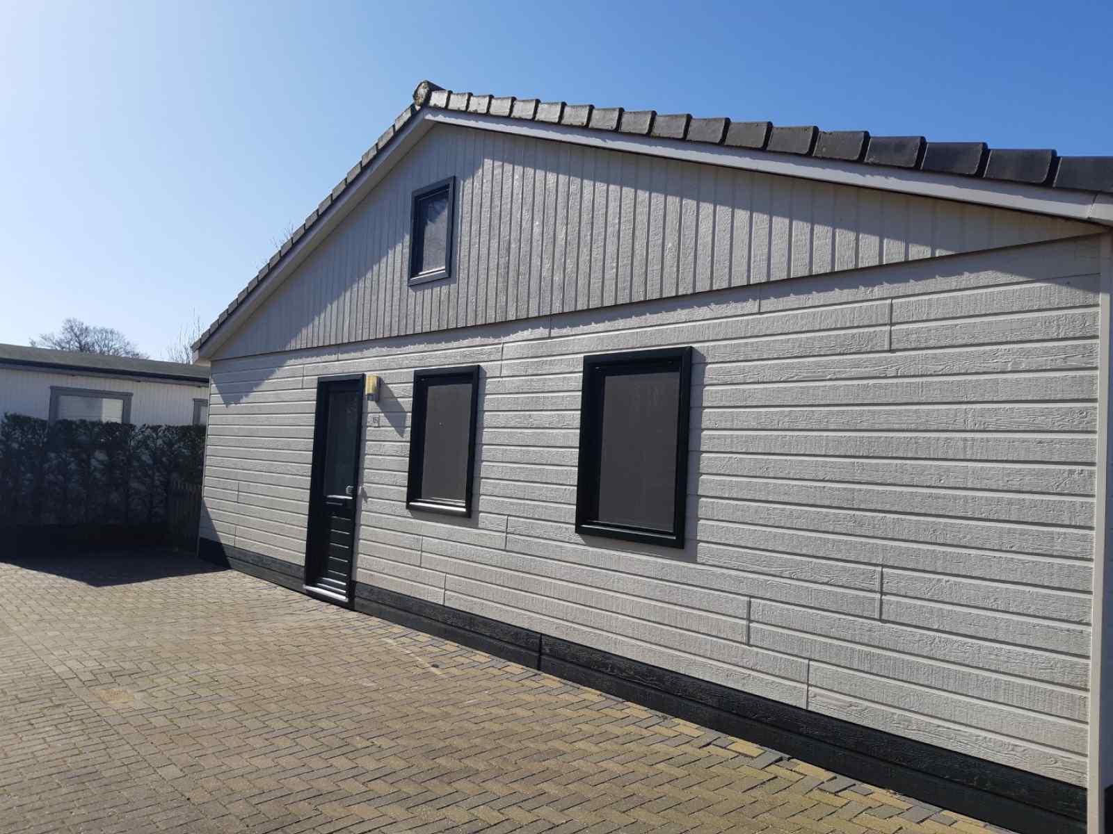 ruim-10-persoons-chalet-aan-het-water-in-wervershoof-aan-het-ijsselmeer