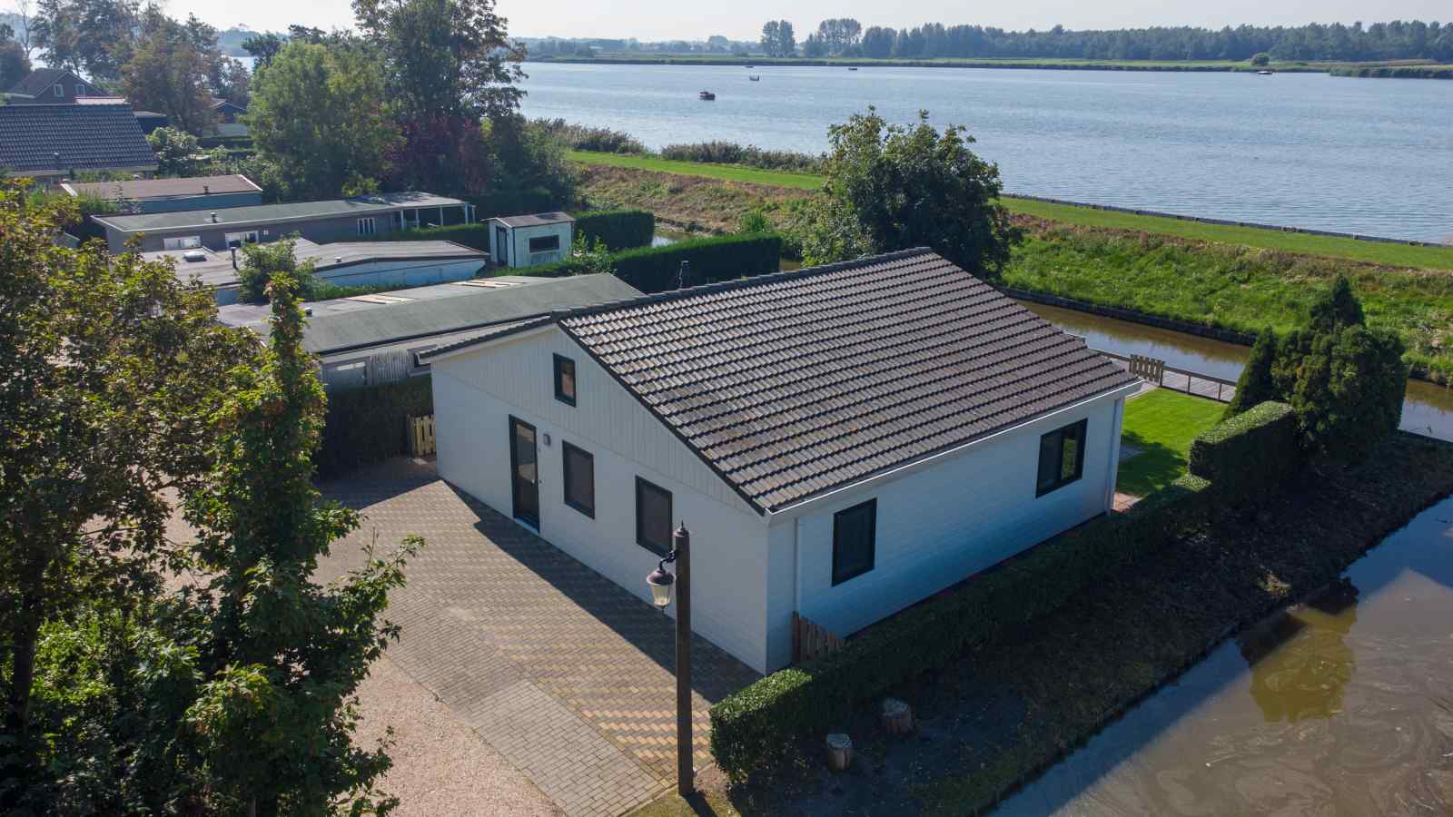 ruim-10-persoons-chalet-aan-het-water-in-wervershoof-aan-het-ijsselmeer