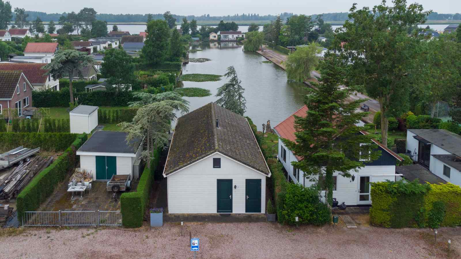 Mooi 4 persoons vakantiehuis aan viswater nabij Medemblik aan het IJsselmeer.