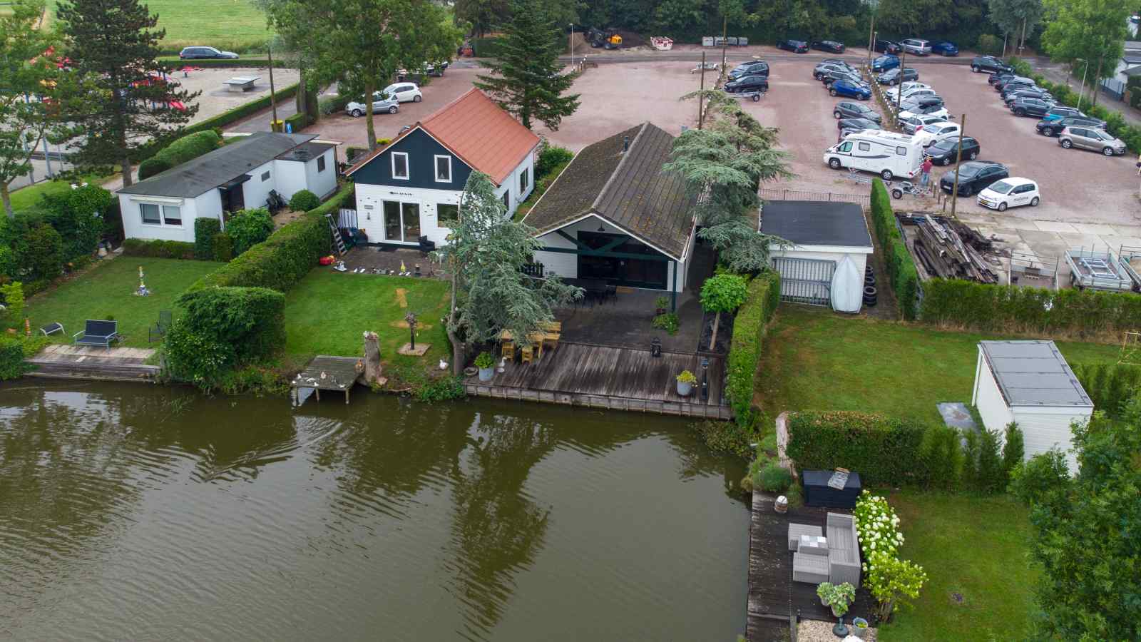 mooi-4-persoons-vakantiehuis-aan-viswater-nabij-medemblik-aan-het-ijsselmeer