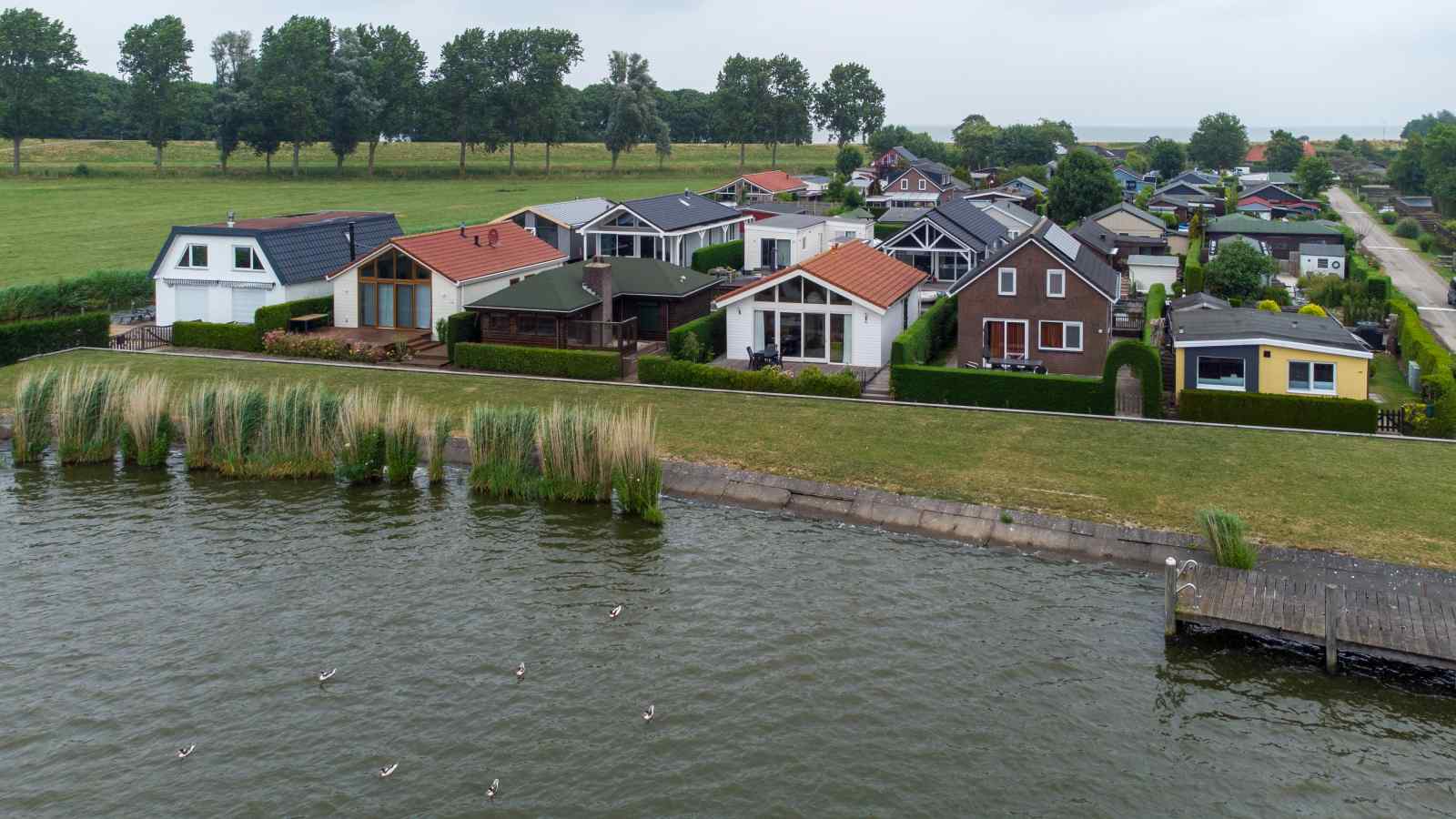 mooi-4-persoons-vakantiehuis-aan-viswater-nabij-medemblik-aan-het-ijsselmeer