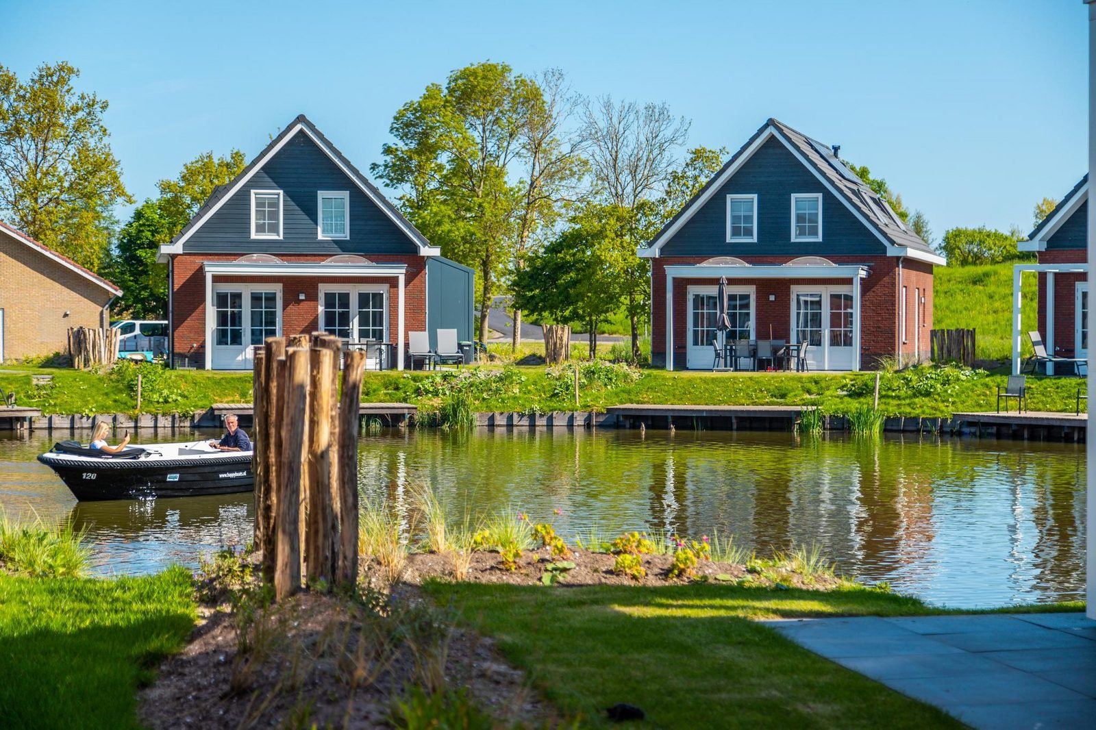 Moderne watervilla voor 6 personen met royale tuin op Vakantiepark IJsselmeer