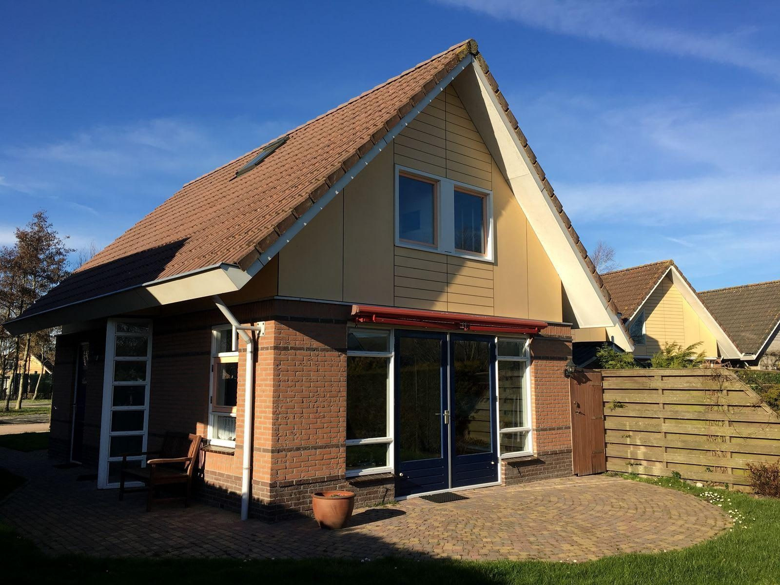 Watervilla voor 6 personen met sauna en sunshower op Vakantiepark IJsselmeer