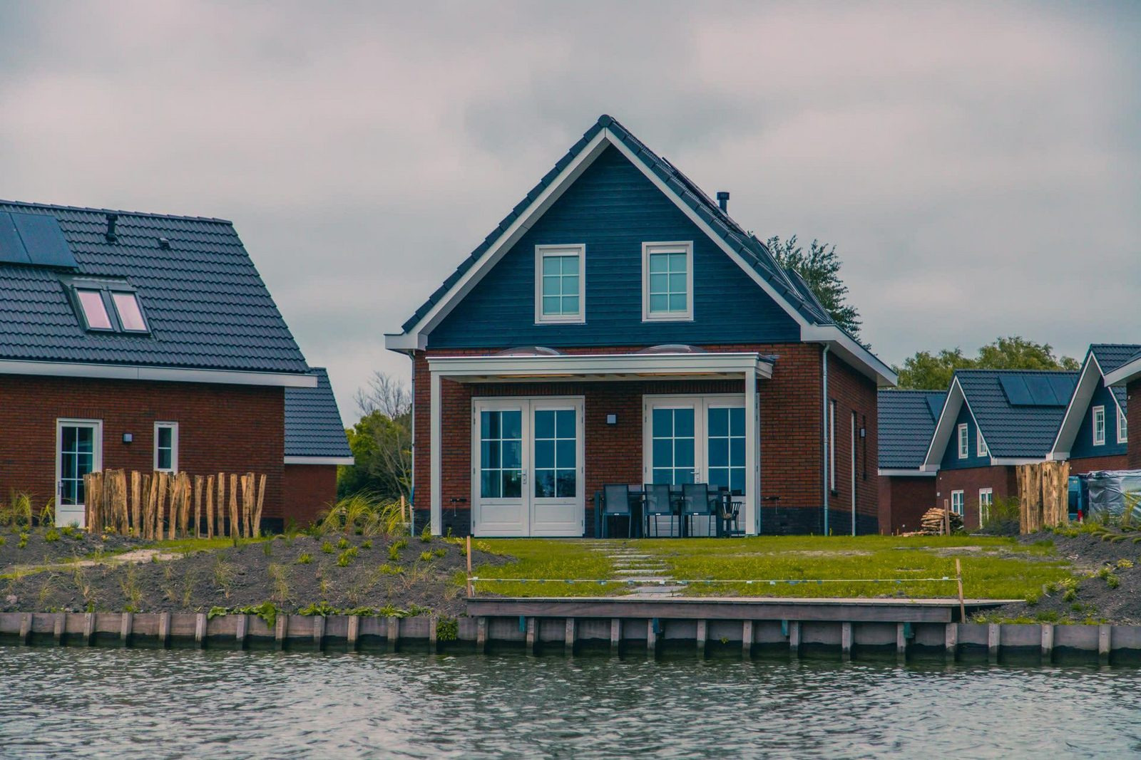 Moderne watervilla voor 8 personen met royale tuin op V