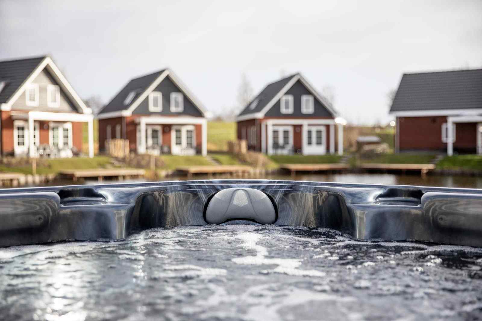 luxe-watervilla-voor-6-personen-met-bubbelbad-op-vakantiepark-ijsselmeer