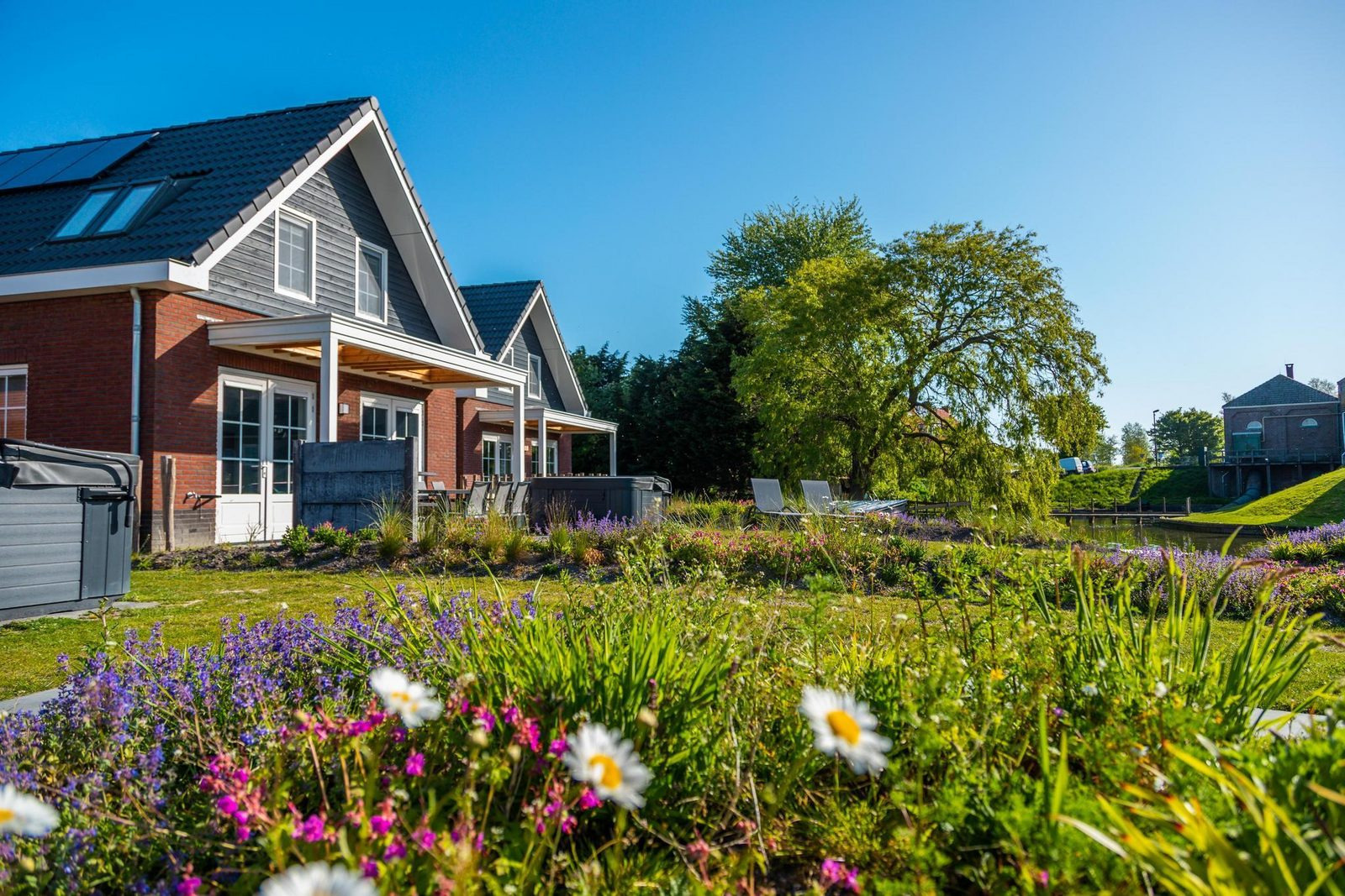 Luxe watervilla voor 6 personen met bubbelbad op Vakantiepark IJsselmeer