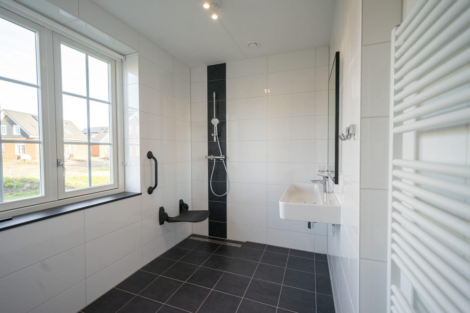 luxe-6-persoons-watervilla-geschikt-voor-mindervaliden-gelegen-op-vakantiepark-ijsselmeer