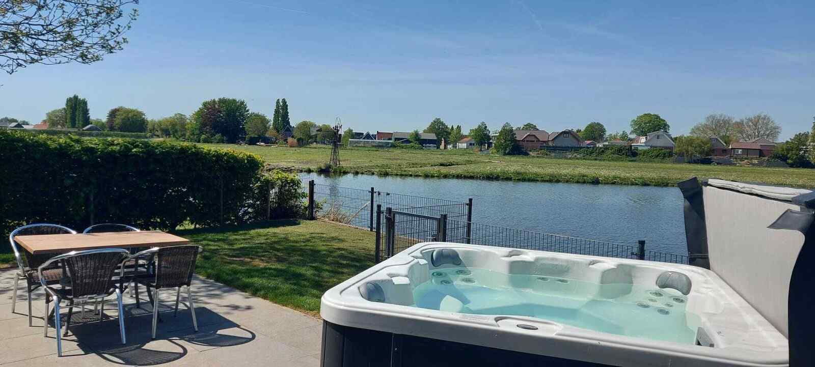 luxe-6-persoons-vakantiehuis-met-een-bubbelbad-en-sauna-op-vakantiepark-ijsselmeer