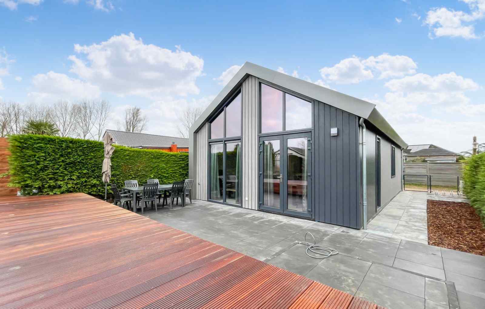 modern-6-persoons-chalet-met-omheinde-tuin-aan-het-water-op-een-vakantiepark