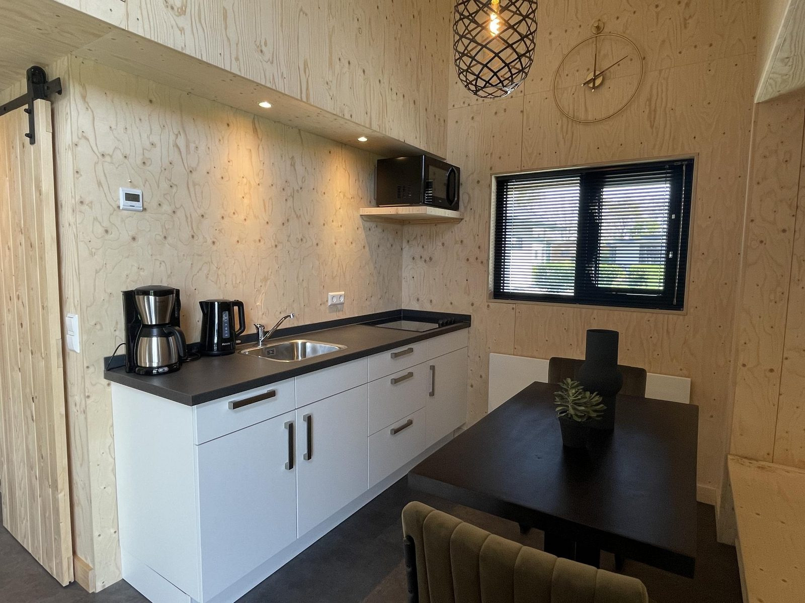 gezellig-4-persoons-tiny-house-op-prachtig-vakantiepark-in-noord-holland