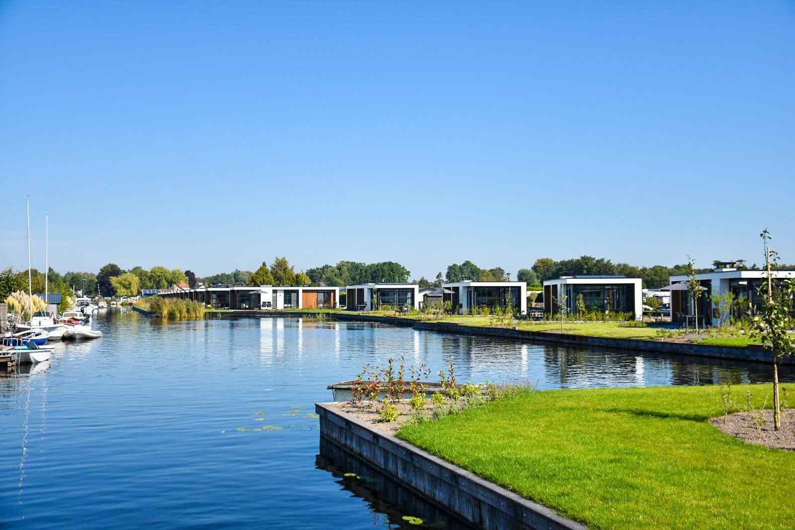 luxe-4-persoons-vakantievilla-met-uitzicht-op-het-water-in-loosdrecht