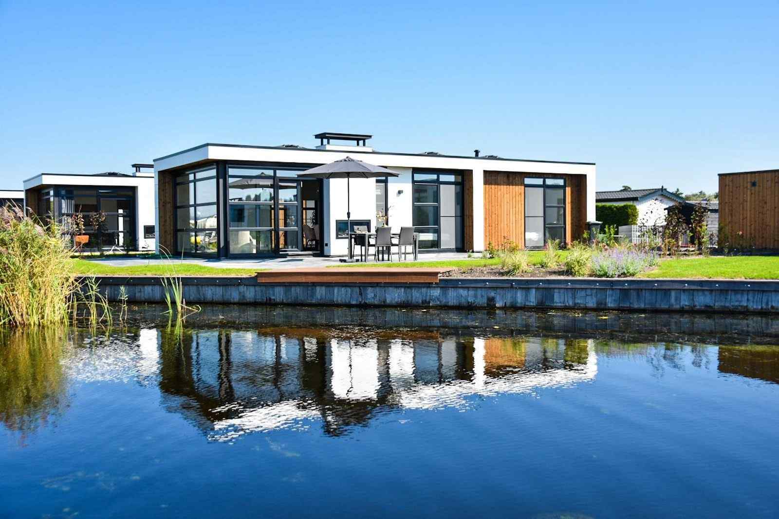 luxe-4-persoons-vakantievilla-met-uitzicht-op-het-water-in-loosdrecht