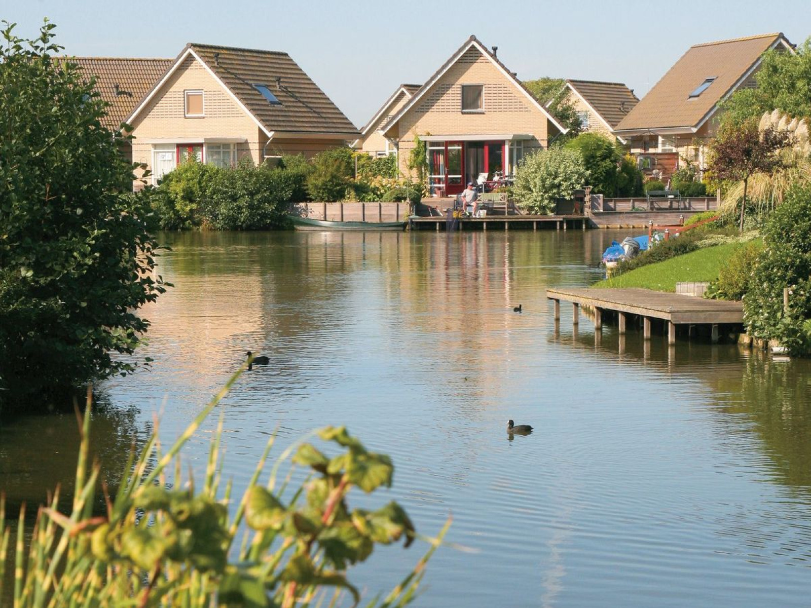 comfortabel-6-persoons-vakantiehuis-aan-het-water-in-medemblik-nabij-het-ijsselmeer