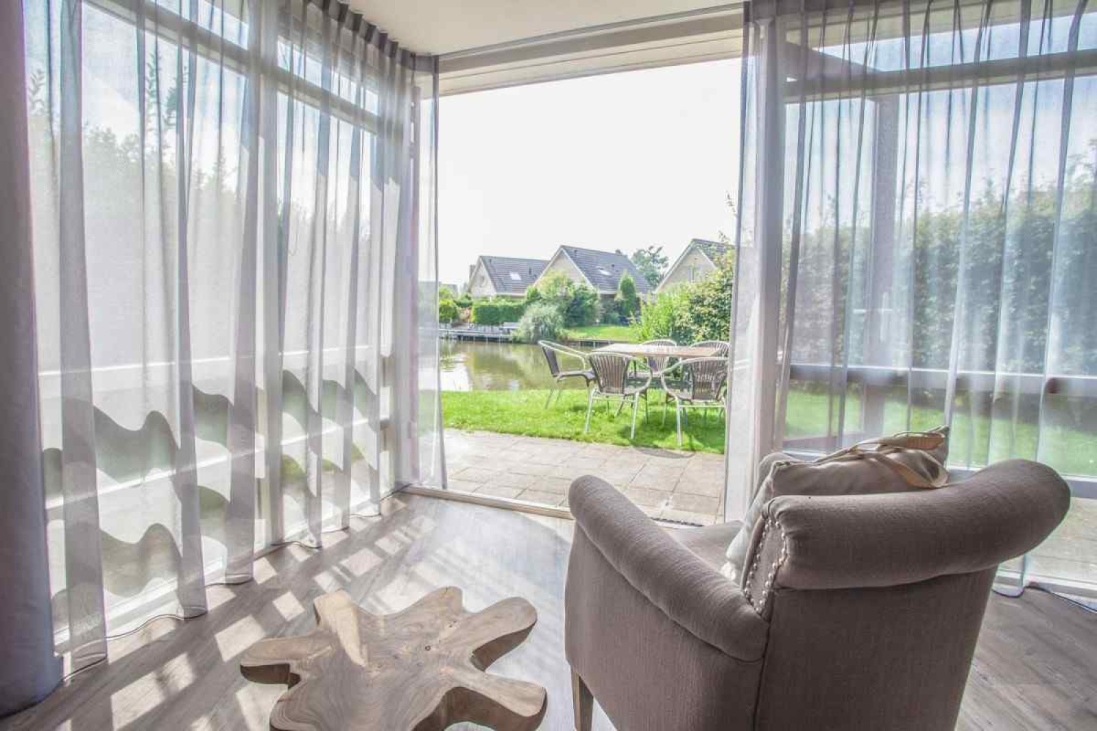 luxe-4-persoons-vakantiehuis-aan-het-water-in-medemblik-nabij-het-ijsselmeer