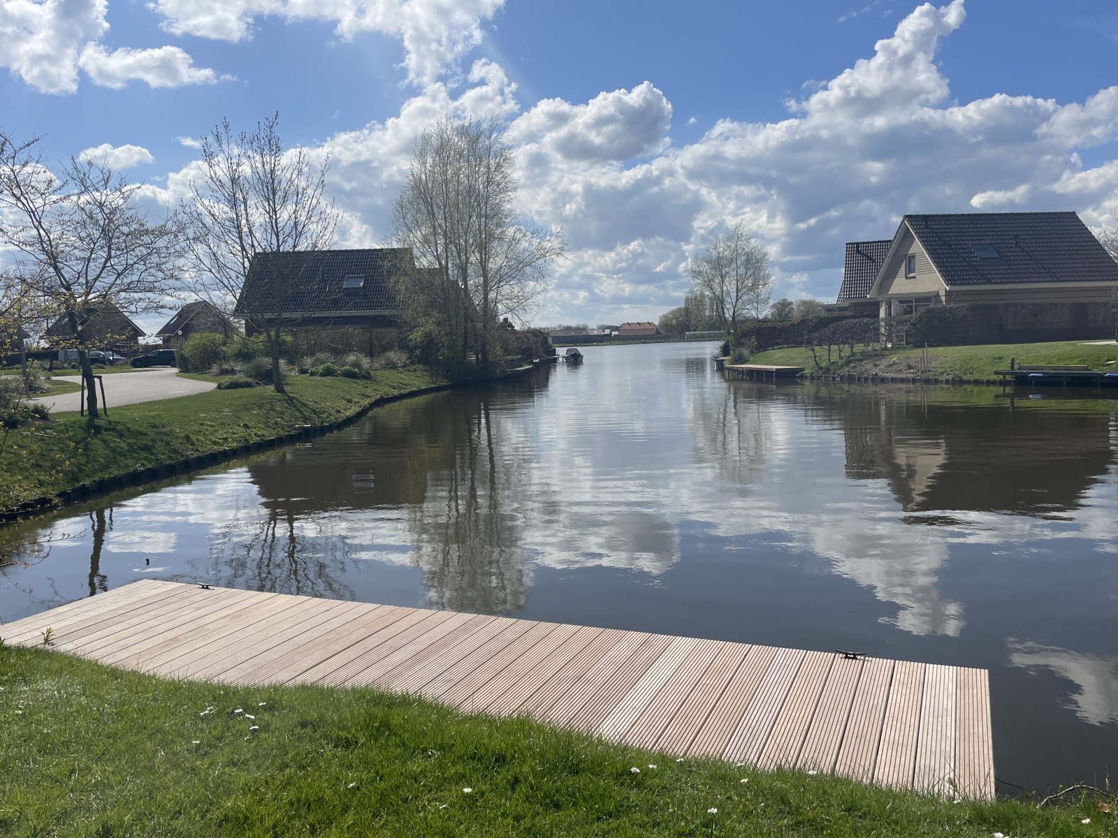 heerlijk-6-persoons-vakantiehuis-aan-het-water-in-medemblik-aan-het-ijsselmeer