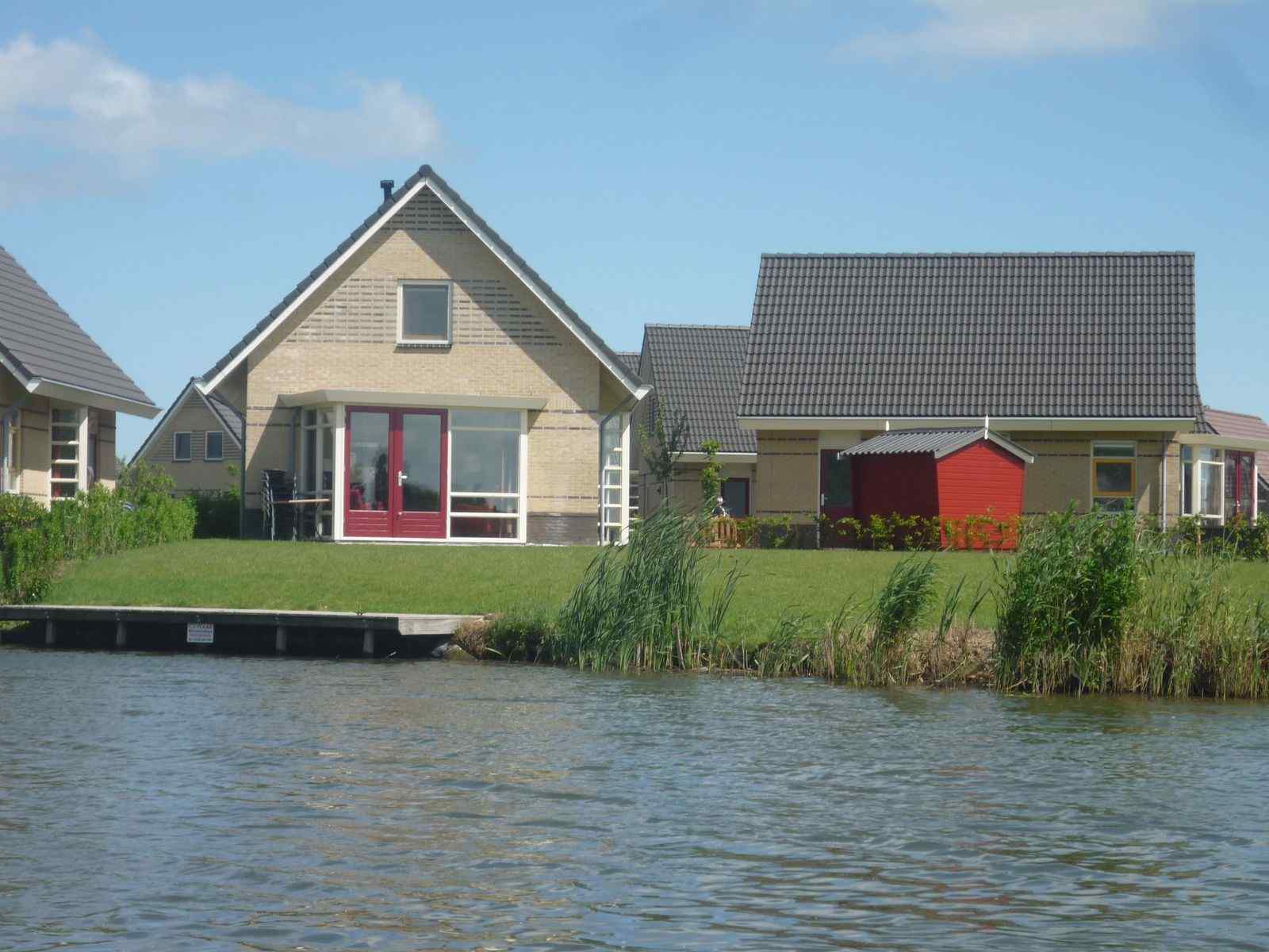 heerlijk-6-persoons-vakantiehuis-aan-het-water-in-medemblik-aan-het-ijsselmeer