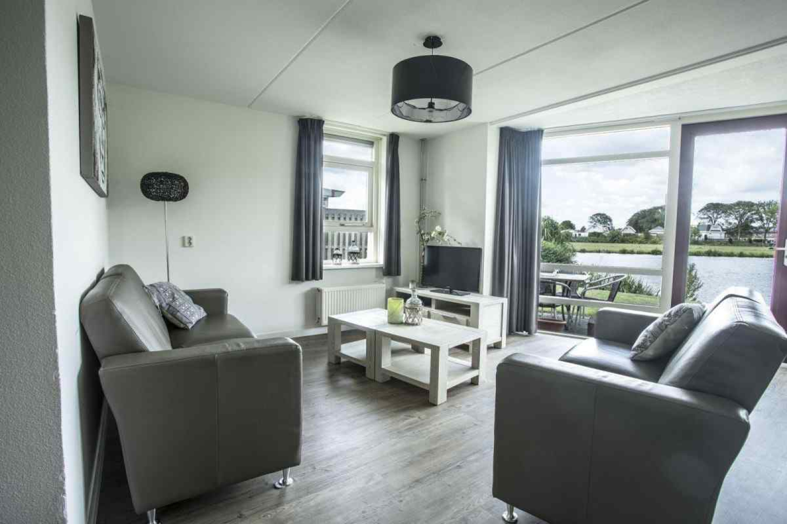 luxe-6-persoons-vakantiehuis-aan-het-water-in-medemblik-aan-het-ijsselmeer