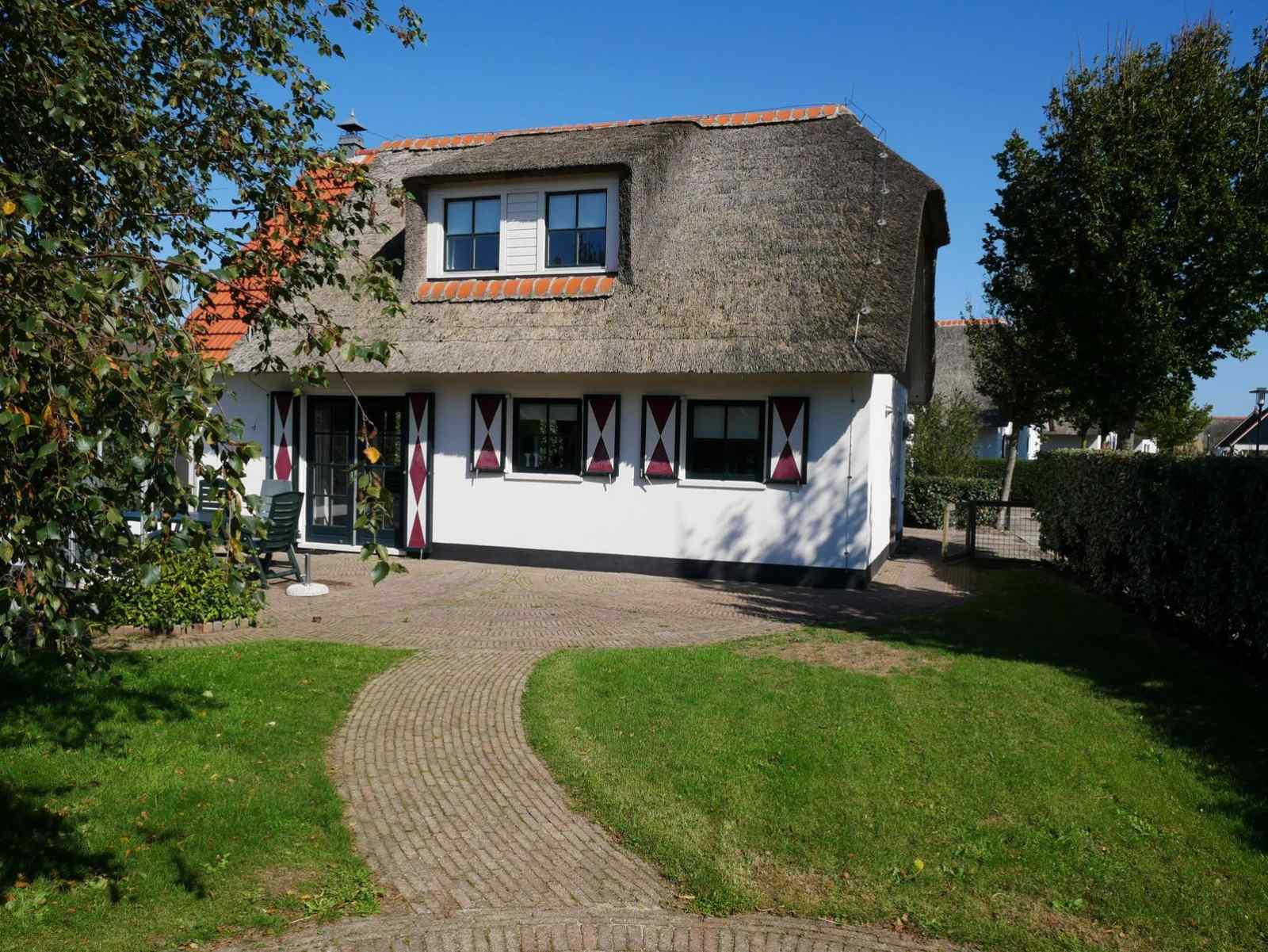 rietgedekte-woning-voor-zes-personen-in-callantsoog