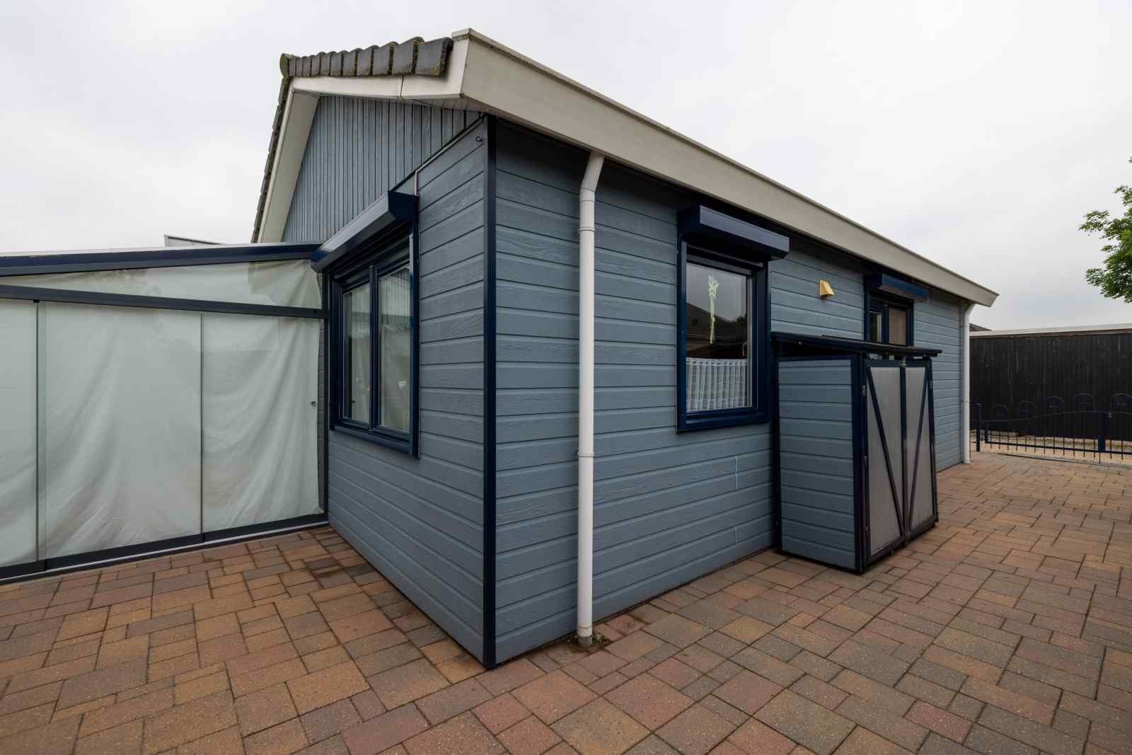 4-persoons-chalet-met-serre-aan-het-water-nabij-medemblik