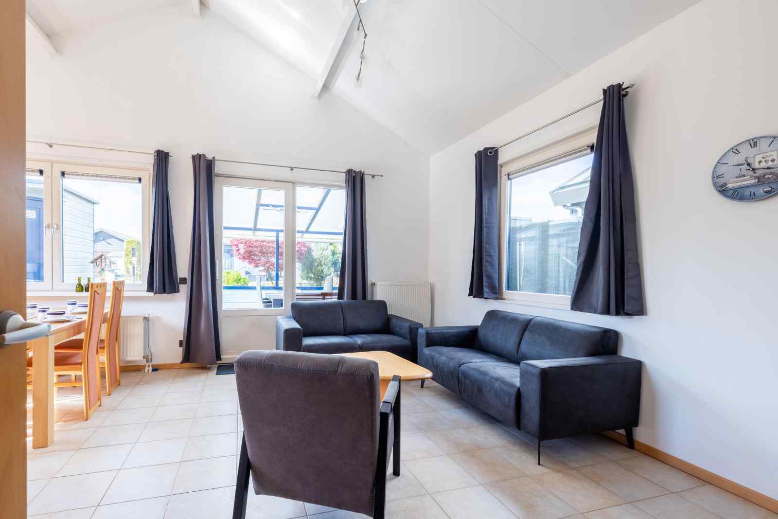 4-persoons-chalet-met-serre-aan-het-water-nabij-medemblik