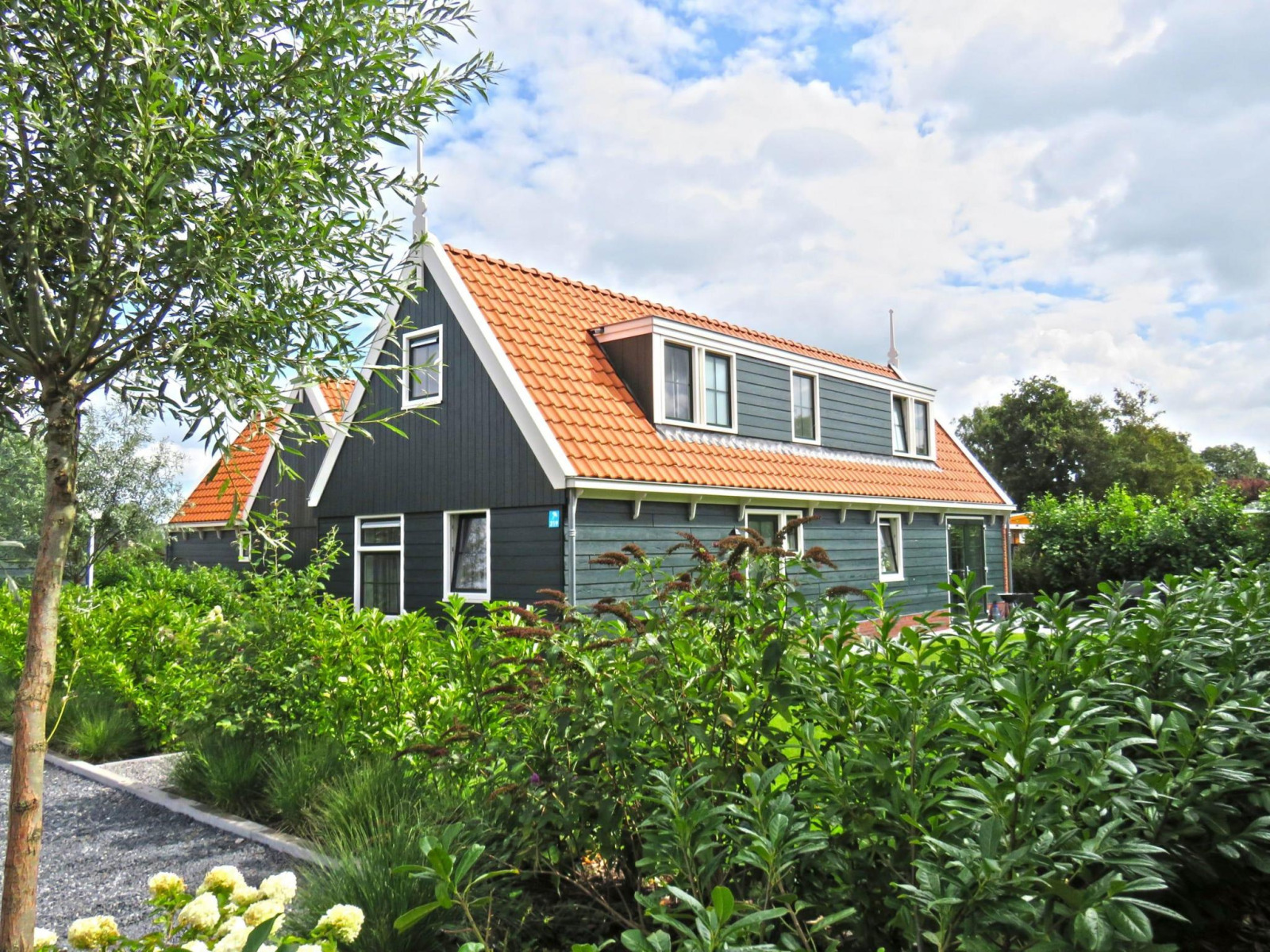Ruime 10-persoons villa met sunshower en steiger op een vakantiepark in Noord-Holland — groepsaccommodatie in Noord-Holland