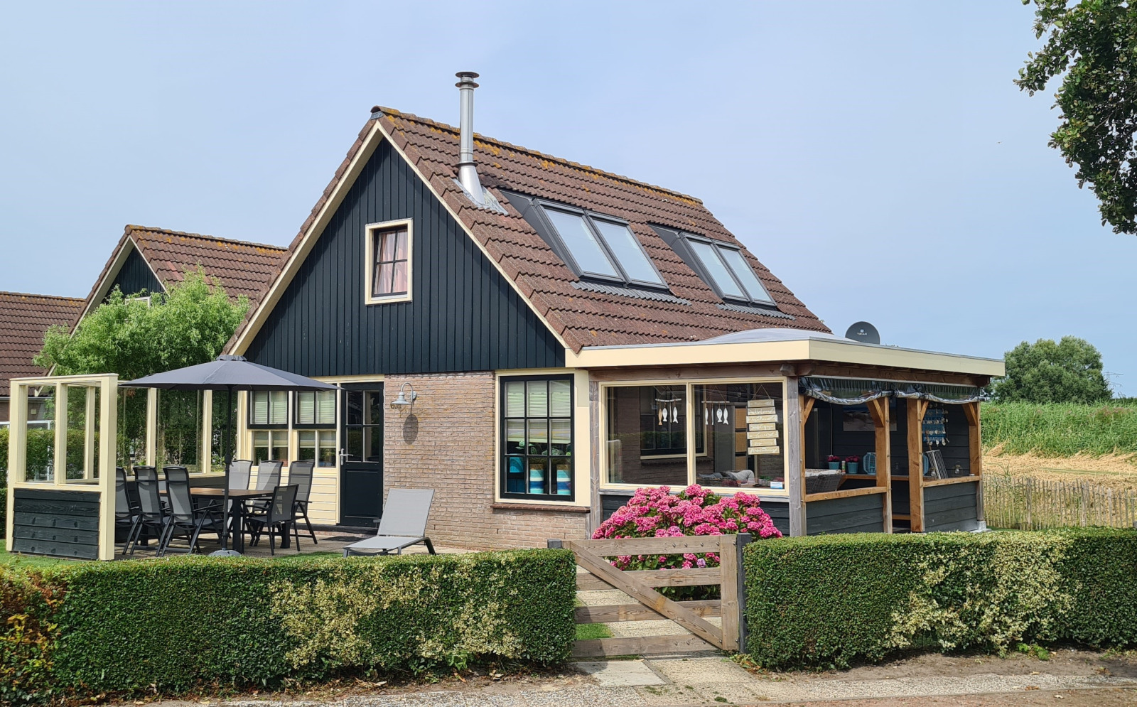Comfortabel 10-persoons vakantiehuis met houtkachel en omheinde tuin nabij Noordzeekust — groepsaccommodatie in Noord-Holland