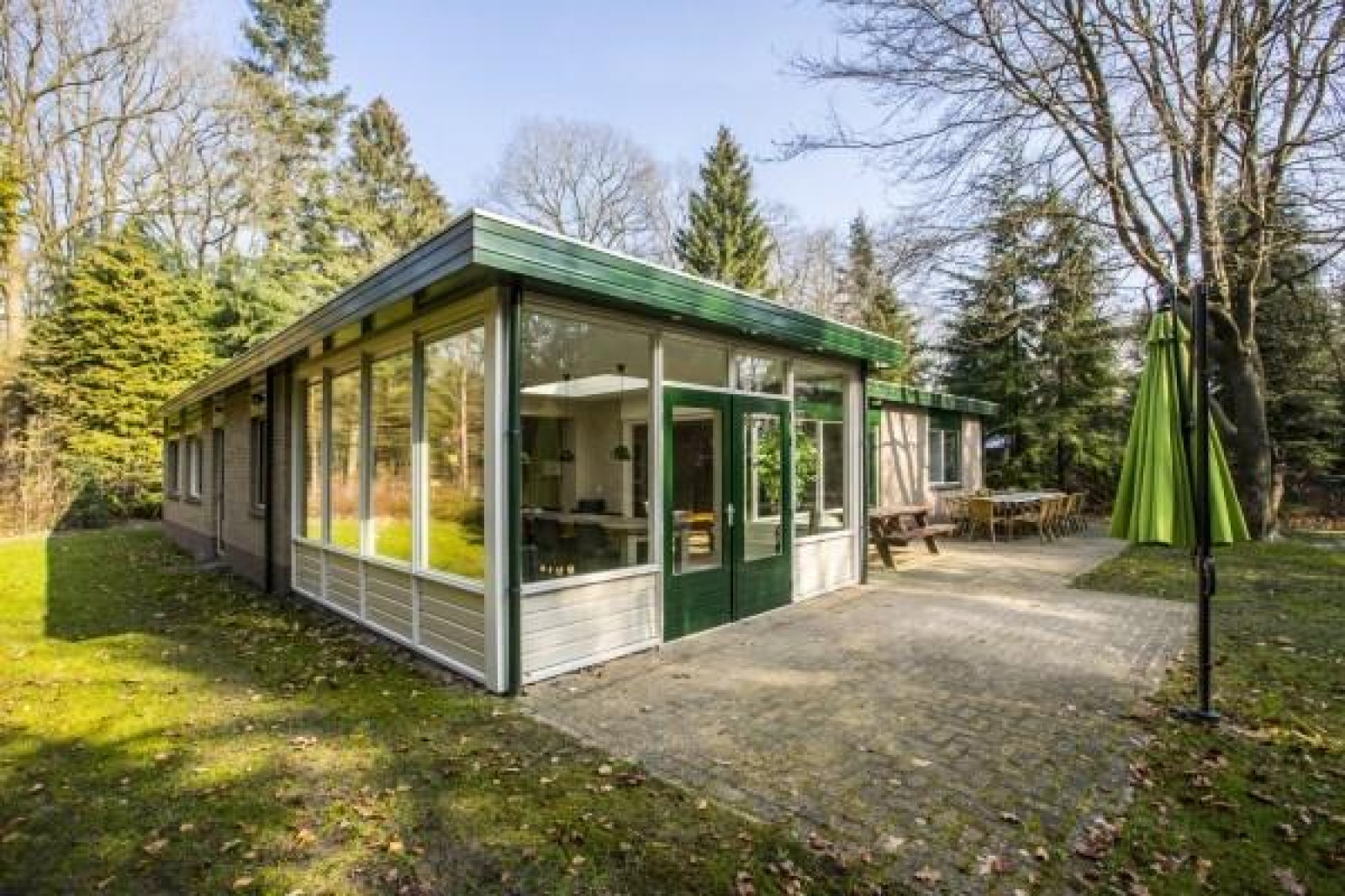 ruime-20-persoons-bungalow-met-een-zeer-royale-tuin