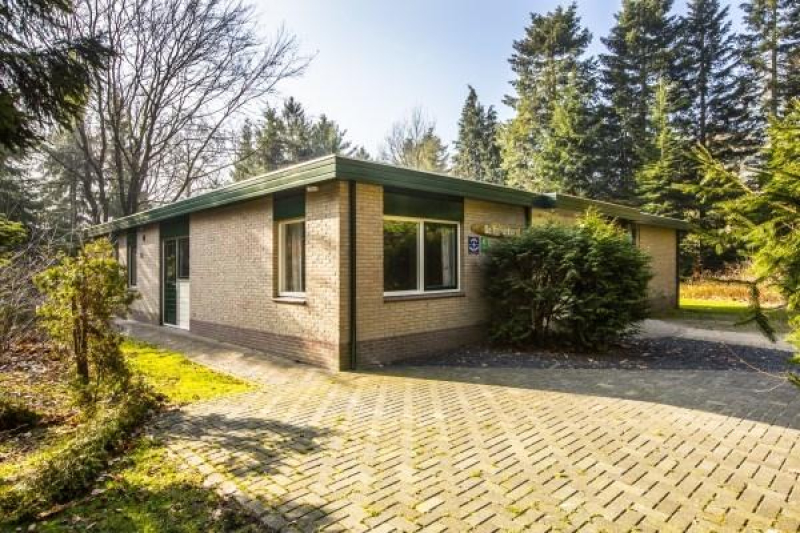 ruime-20-persoons-bungalow-met-een-zeer-royale-tuin