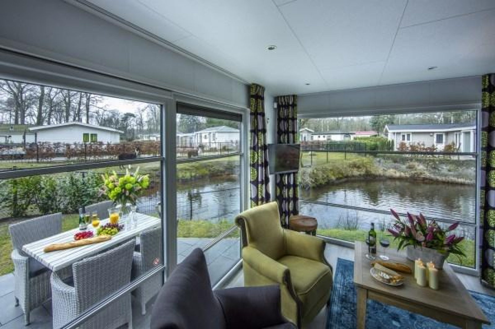 Chalet voor 4 personen met terras aan het water in Steenwijk