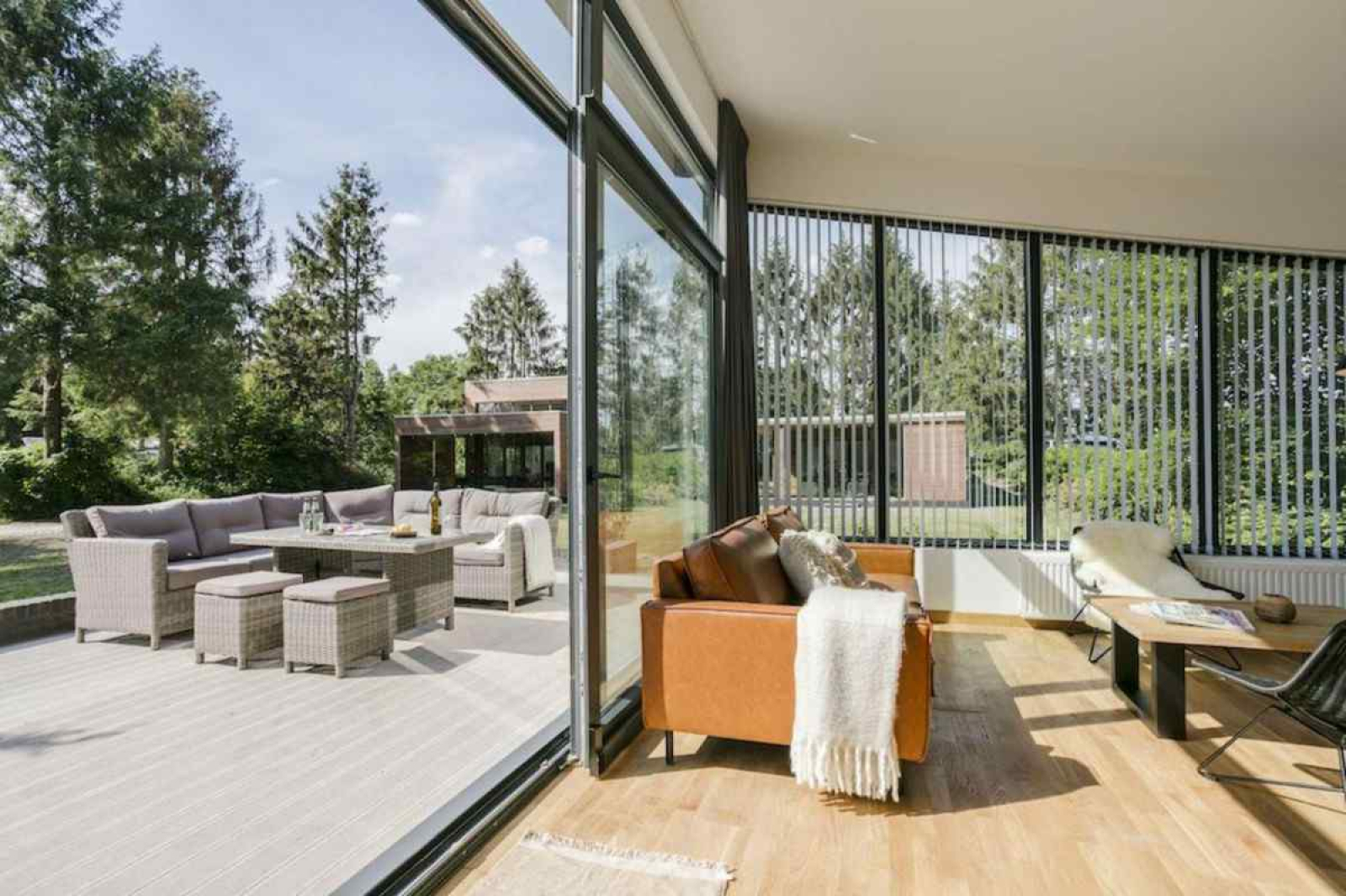 mooie-4-persoons-lodge-met-ruim-terras-op-een-vakantiepark-nabij-enter