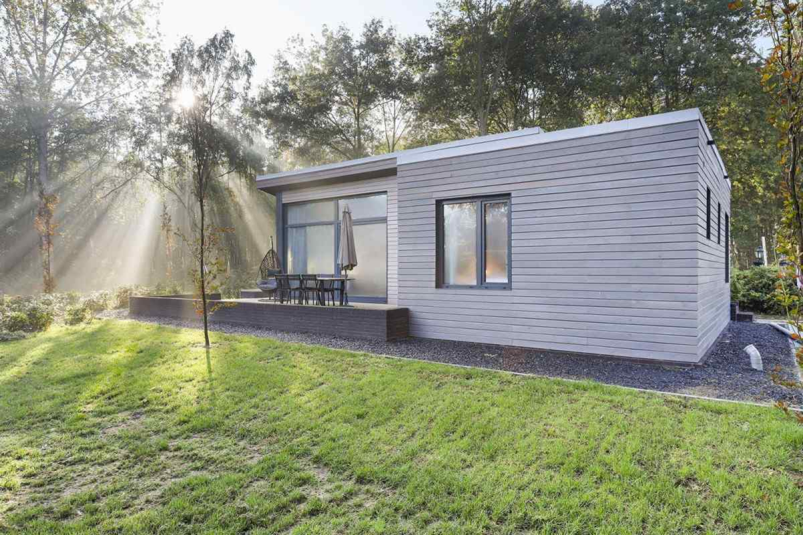open-en-lichte-4-persoons-lodge-op-een-vakantiepark-nabij-enter